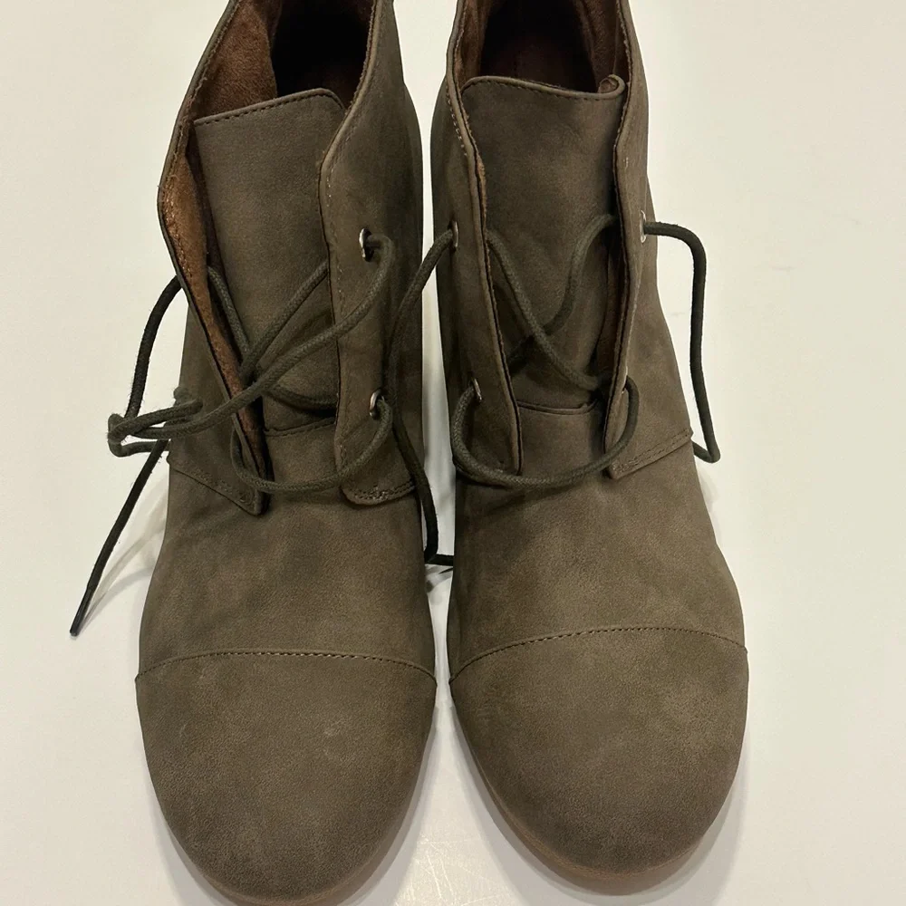 TOMS Women's Suede Desert Wedge Ankle Booties‎
